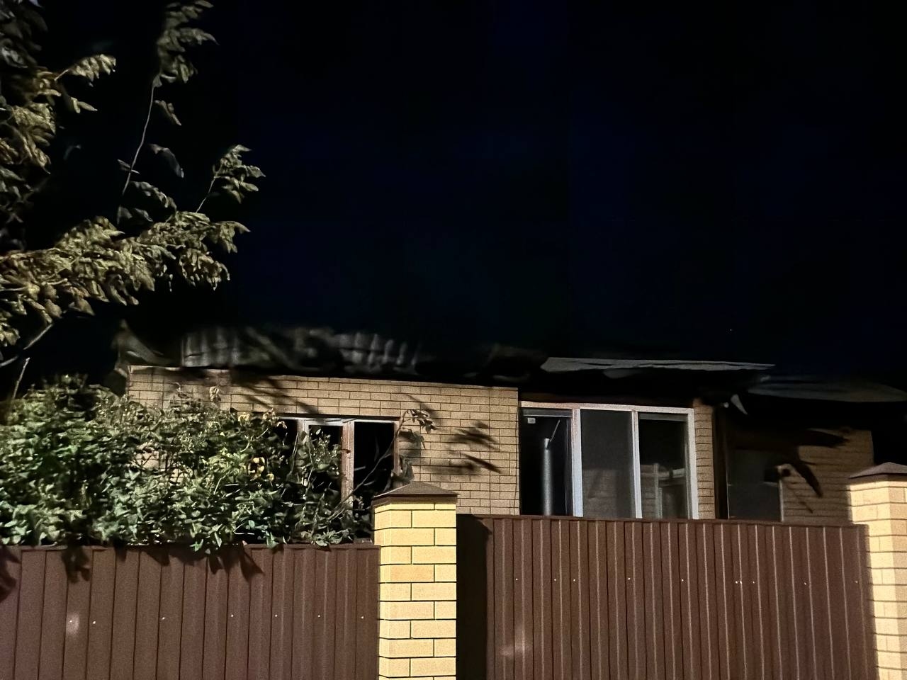 Последствия падения беспилотника на жилые дома в Белгороде
