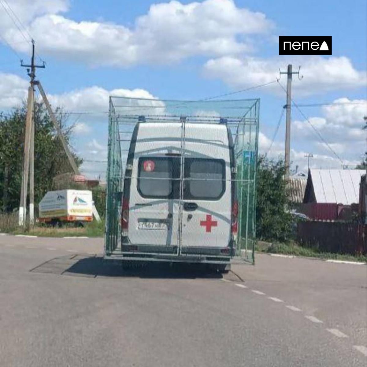 Машина скорой помощи с антидроновой сеткой в Шебекине