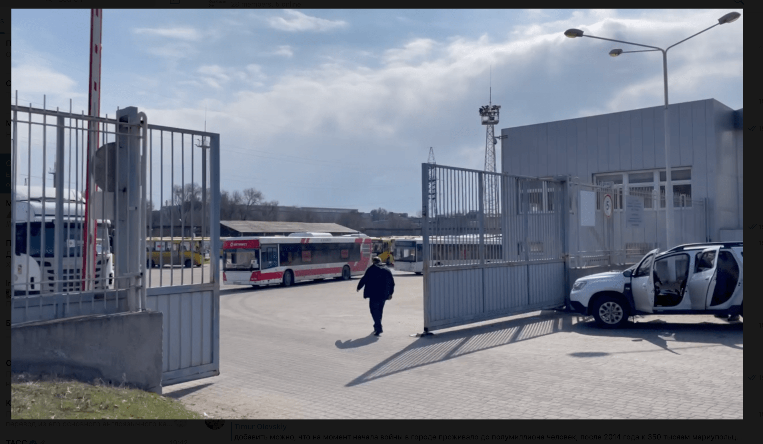 Автобусы для беженцев на стояночной площадке автозавода ЗАЗ
