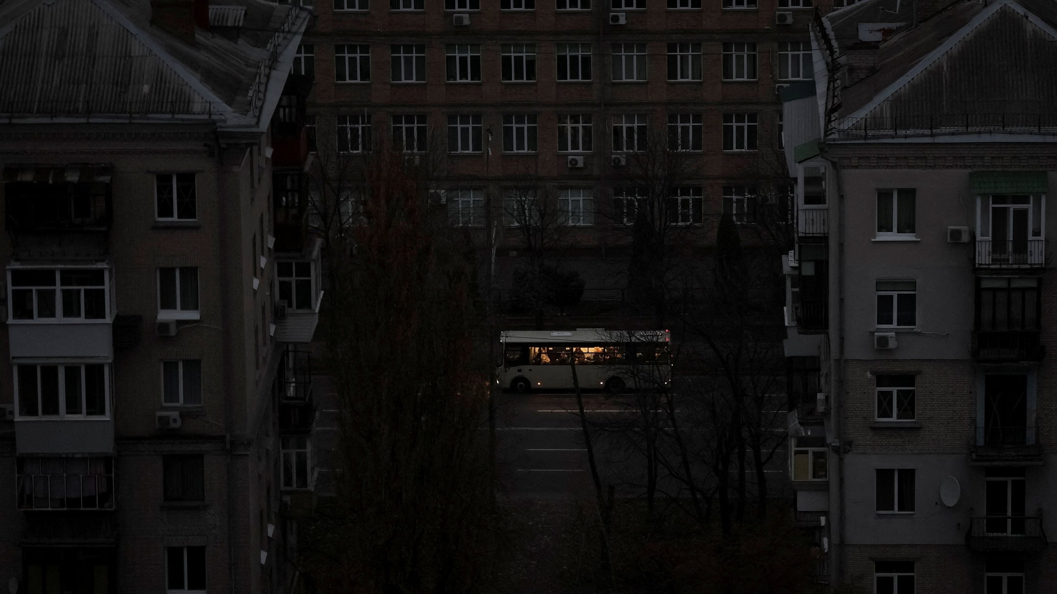 Обесточенный Киев, 8 ноября 2025. Фото: Reuters