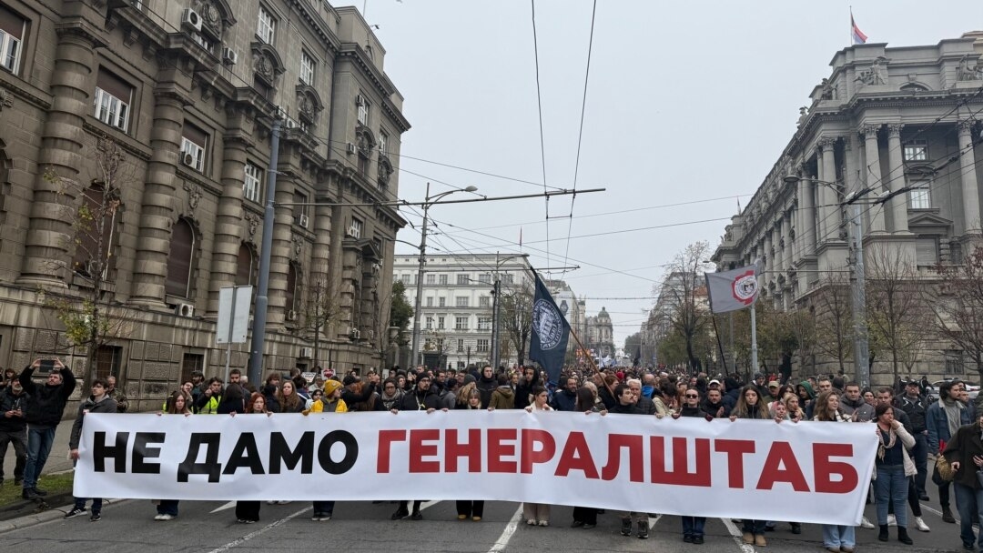 Фото: протест перед зданием Генерального штаба, на месте которого планируется строительство башни Трампа, ноябрь 2025 / Radio Slobodna Evropa