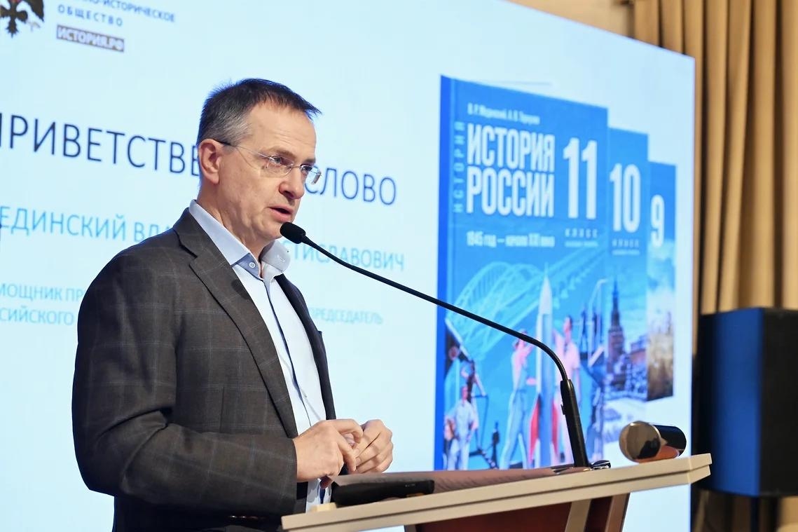 Владимир Мединский представляет учебники по истории для старших классов / «Коммерсантъ»