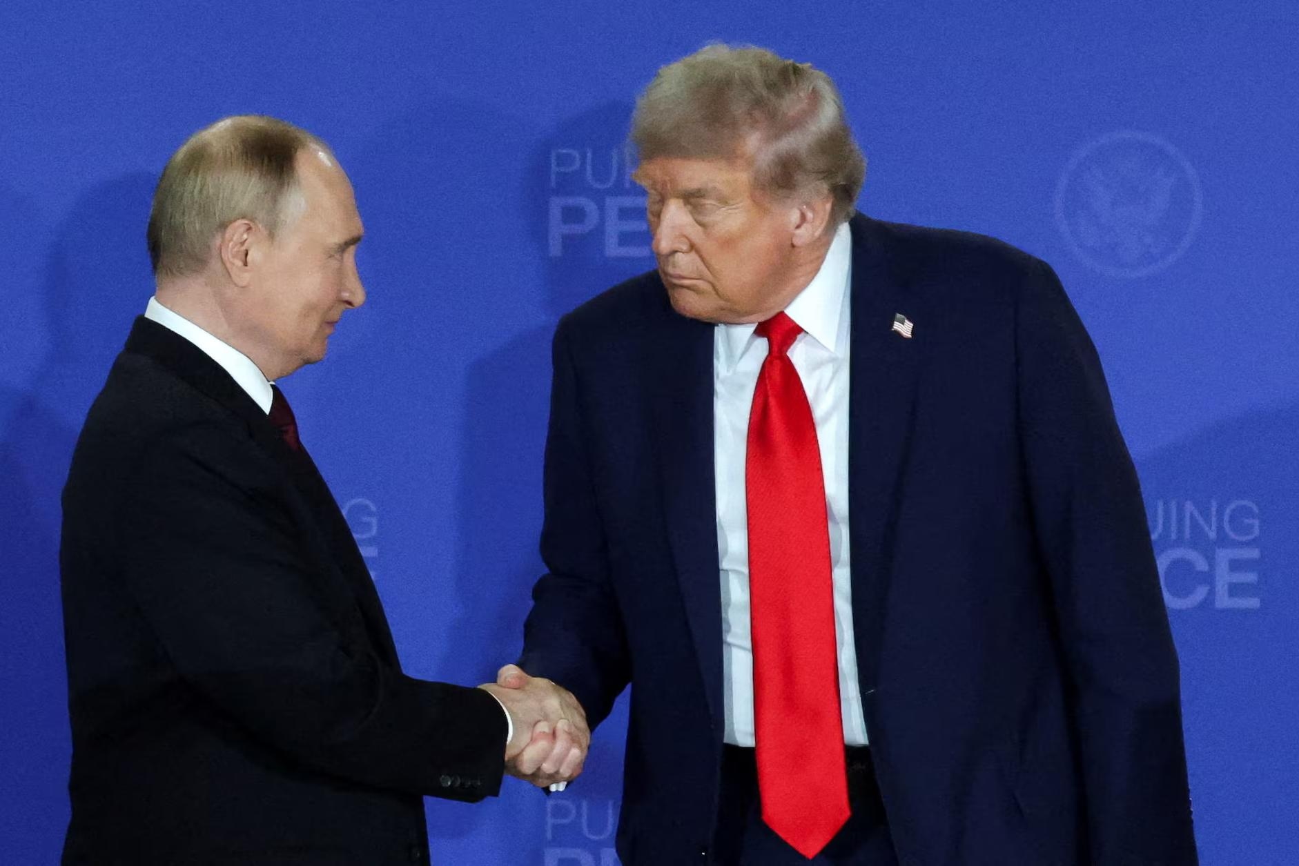 Президент США Дональд Трамп и президент России Владимир Путин пожимают друг другу руки во время пресс-конференции в Анкоридже, штат Аляска, США, 15 августа 2025 года. Фото: Reuters / Jeenah Moon