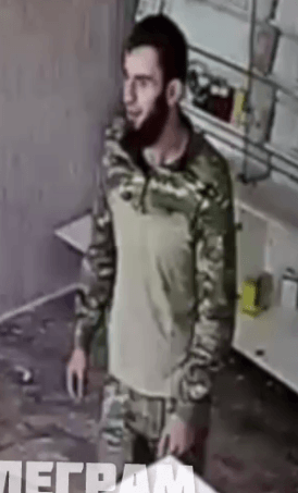 Кадр из видео с мародерами в военной форме