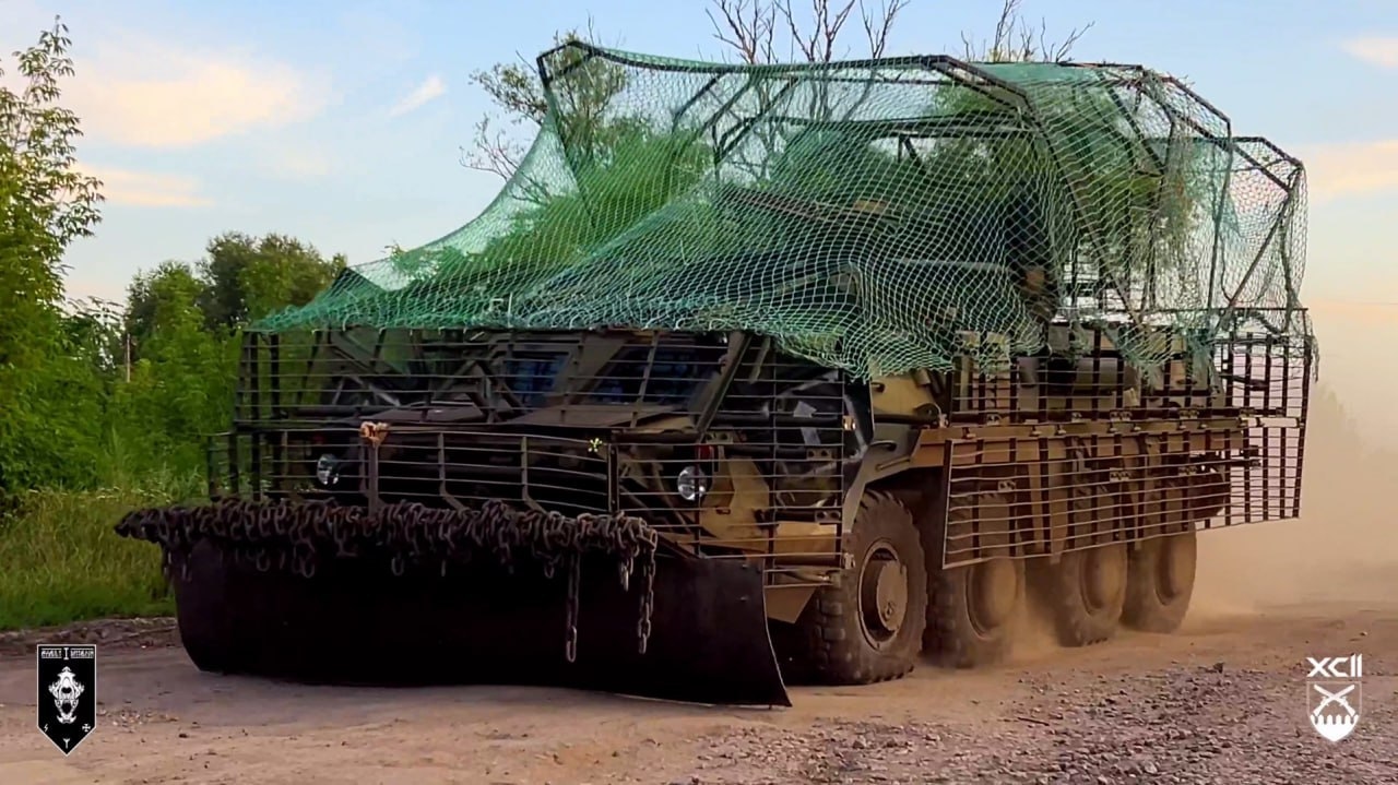 Украинский БТР-4Е с «мангалом» и самодельным противоминным тралом